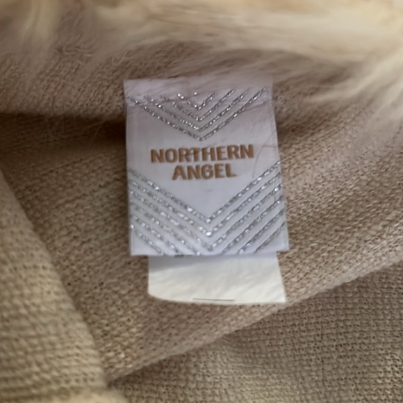 Butter cream shawl w/faux fur and pearls size L/Xl - Picture 6 of 7